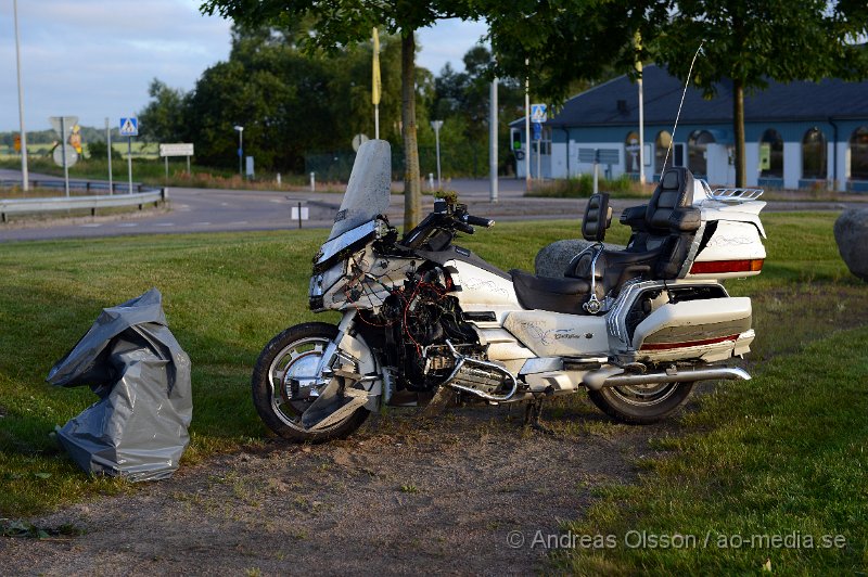 DSC_8407.JPG - Strax efter 05 på morgonen larmades räddningstjänst, ambulans och polis till en singelolycka med en mc vid rondellen i utkanten av centrala Klippan. Det var en mc förare som av oklar anledning vält i rondellen. Skadeläget på mc föraren är oklart men fördes med ambulans till sjukhus. Begränsad framkomlighet under räddningsarbetet.