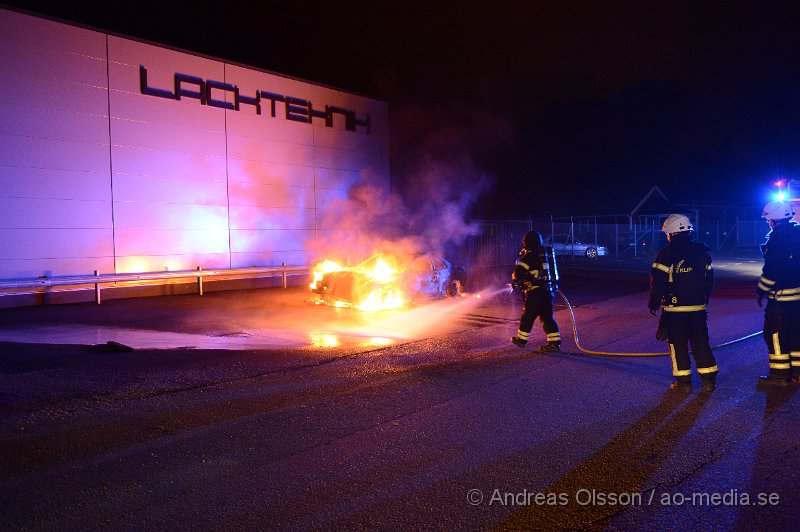 DSC_8828.JPG - Vid 02,30 larmades räddningstjänst och polis till Ravingatan strax utanför centrala Klippan där en bil stod i lågor. Branden var fullt utvecklad när räddningstjänsten kom till platsen. Viss spridningsrisk fanns då bilen stod relativt nära en byggnad, men som tur var spred den sig aldrig. Vad som orsakat branden är oklart men med största sannolikhet är den anlagd. Ingen kom till skada vid branden.