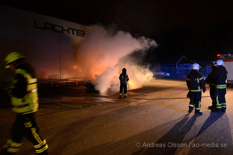 DSC_8829.JPG - Vid 02,30 larmades räddningstjänst och polis till Ravingatan strax utanför centrala Klippan där en bil stod i lågor. Branden var fullt utvecklad när räddningstjänsten kom till platsen. Viss spridningsrisk fanns då bilen stod relativt nära en byggnad, men som tur var spred den sig aldrig. Vad som orsakat branden är oklart men med största sannolikhet är den anlagd. Ingen kom till skada vid branden.