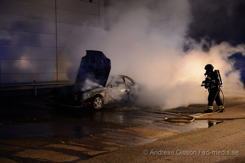 DSC_8831.JPG - Vid 02,30 larmades räddningstjänst och polis till Ravingatan strax utanför centrala Klippan där en bil stod i lågor. Branden var fullt utvecklad när räddningstjänsten kom till platsen. Viss spridningsrisk fanns då bilen stod relativt nära en byggnad, men som tur var spred den sig aldrig. Vad som orsakat branden är oklart men med största sannolikhet är den anlagd. Ingen kom till skada vid branden.