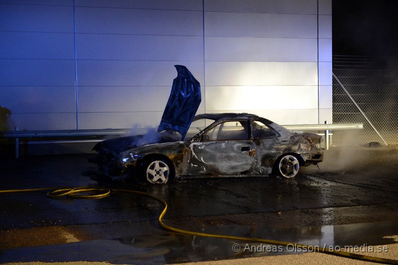 DSC_8834.JPG - Vid 02,30 larmades räddningstjänst och polis till Ravingatan strax utanför centrala Klippan där en bil stod i lågor. Branden var fullt utvecklad när räddningstjänsten kom till platsen. Viss spridningsrisk fanns då bilen stod relativt nära en byggnad, men som tur var spred den sig aldrig. Vad som orsakat branden är oklart men med största sannolikhet är den anlagd. Ingen kom till skada vid branden.