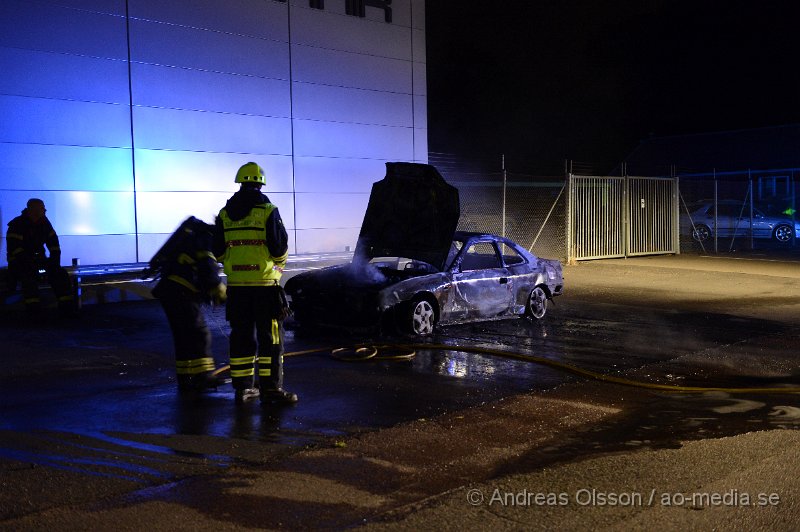 DSC_8836.JPG - Vid 02,30 larmades räddningstjänst och polis till Ravingatan strax utanför centrala Klippan där en bil stod i lågor. Branden var fullt utvecklad när räddningstjänsten kom till platsen. Viss spridningsrisk fanns då bilen stod relativt nära en byggnad, men som tur var spred den sig aldrig. Vad som orsakat branden är oklart men med största sannolikhet är den anlagd. Ingen kom till skada vid branden.