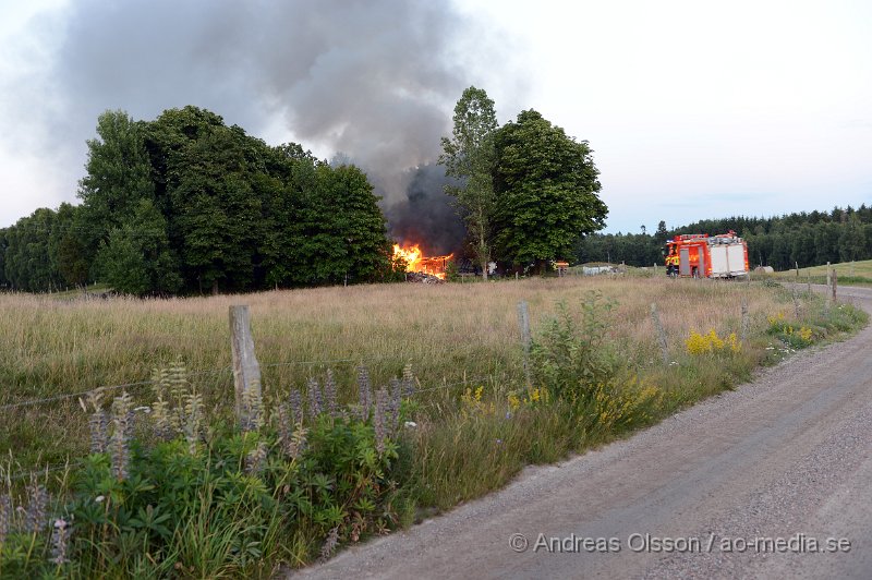 DSC_8837.JPG - Vid 21.30 larmades räddningstjänsten från Klippan, Ljungbyhed samt tankbil från Bjuv, även polis och ambulans till en villabrand strax utanför Klippan i Söndraby. Det ska ha börjat brinna i ett förråd strax intill villan som var en äldre villa byggd i trä. Branden spred sig snabbt till huset som kort därefter också stod i lågor. Först försökte man rädda villan men branden spred sig snabbt och man fick låta huset brinna ner. Man förhindrade spridning till en villa intill. Mannen som bodde i huset ska ha kommit ut oskadd med sin hund.