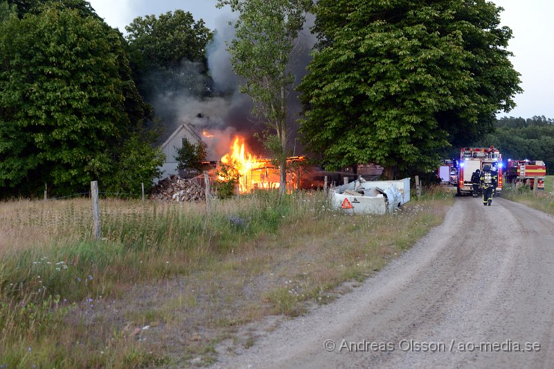 DSC_8838.JPG - Vid 21.30 larmades räddningstjänsten från Klippan, Ljungbyhed samt tankbil från Bjuv, även polis och ambulans till en villabrand strax utanför Klippan i Söndraby. Det ska ha börjat brinna i ett förråd strax intill villan som var en äldre villa byggd i trä. Branden spred sig snabbt till huset som kort därefter också stod i lågor. Först försökte man rädda villan men branden spred sig snabbt och man fick låta huset brinna ner. Man förhindrade spridning till en villa intill. Mannen som bodde i huset ska ha kommit ut oskadd med sin hund.