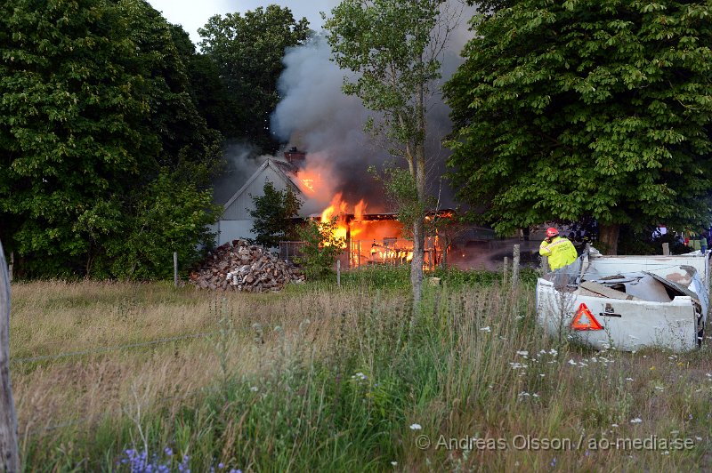 DSC_8839.JPG - Vid 21.30 larmades räddningstjänsten från Klippan, Ljungbyhed samt tankbil från Bjuv, även polis och ambulans till en villabrand strax utanför Klippan i Söndraby. Det ska ha börjat brinna i ett förråd strax intill villan som var en äldre villa byggd i trä. Branden spred sig snabbt till huset som kort därefter också stod i lågor. Först försökte man rädda villan men branden spred sig snabbt och man fick låta huset brinna ner. Man förhindrade spridning till en villa intill. Mannen som bodde i huset ska ha kommit ut oskadd med sin hund..