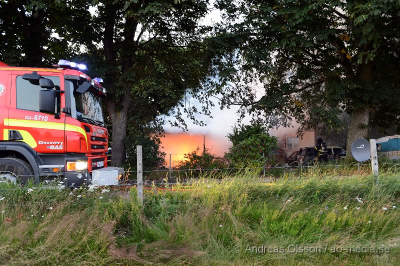 DSC_8842.JPG - Vid 21.30 larmades räddningstjänsten från Klippan, Ljungbyhed samt tankbil från Bjuv, även polis och ambulans till en villabrand strax utanför Klippan i Söndraby. Det ska ha börjat brinna i ett förråd strax intill villan som var en äldre villa byggd i trä. Branden spred sig snabbt till huset som kort därefter också stod i lågor. Först försökte man rädda villan men branden spred sig snabbt och man fick låta huset brinna ner. Man förhindrade spridning till en villa intill. Mannen som bodde i huset ska ha kommit ut oskadd med sin hund.