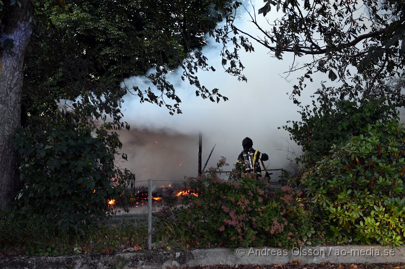 DSC_8845.JPG - Vid 21.30 larmades räddningstjänsten från Klippan, Ljungbyhed samt tankbil från Bjuv, även polis och ambulans till en villabrand strax utanför Klippan i Söndraby. Det ska ha börjat brinna i ett förråd strax intill villan som var en äldre villa byggd i trä. Branden spred sig snabbt till huset som kort därefter också stod i lågor. Först försökte man rädda villan men branden spred sig snabbt och man fick låta huset brinna ner. Man förhindrade spridning till en villa intill. Mannen som bodde i huset ska ha kommit ut oskadd med sin hund.