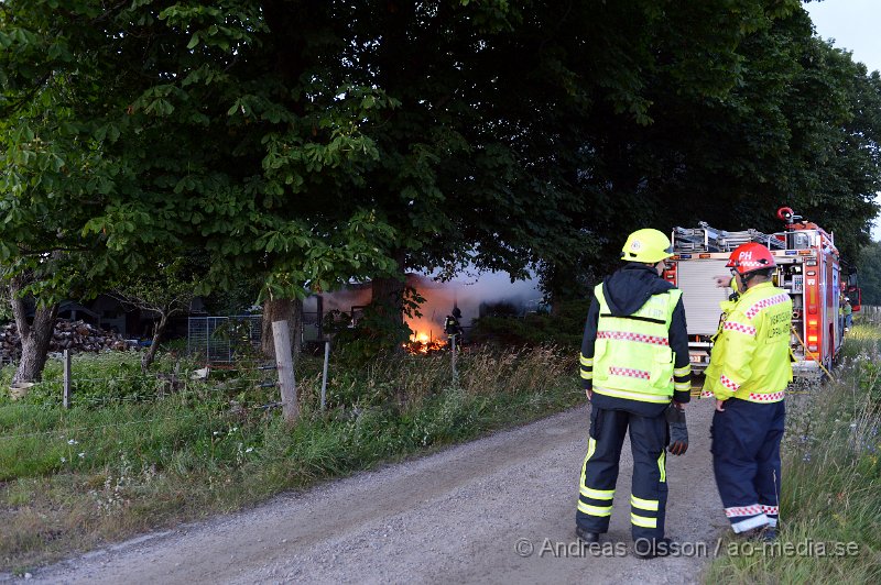 DSC_8848.JPG - Vid 21.30 larmades räddningstjänsten från Klippan, Ljungbyhed samt tankbil från Bjuv, även polis och ambulans till en villabrand strax utanför Klippan i Söndraby. Det ska ha börjat brinna i ett förråd strax intill villan som var en äldre villa byggd i trä. Branden spred sig snabbt till huset som kort därefter också stod i lågor. Först försökte man rädda villan men branden spred sig snabbt och man fick låta huset brinna ner. Man förhindrade spridning till en villa intill. Mannen som bodde i huset ska ha kommit ut oskadd med sin hund.