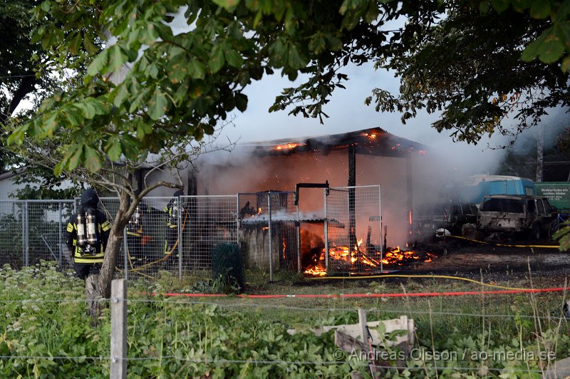 DSC_8853.JPG - Vid 21.30 larmades räddningstjänsten från Klippan, Ljungbyhed samt tankbil från Bjuv, även polis och ambulans till en villabrand strax utanför Klippan i Söndraby. Det ska ha börjat brinna i ett förråd strax intill villan som var en äldre villa byggd i trä. Branden spred sig snabbt till huset som kort därefter också stod i lågor. Först försökte man rädda villan men branden spred sig snabbt och man fick låta huset brinna ner. Man förhindrade spridning till en villa intill. Mannen som bodde i huset ska ha kommit ut oskadd med sin hund.