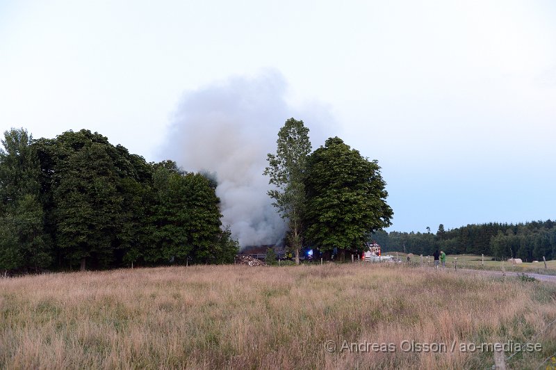 DSC_8856.JPG - Vid 21.30 larmades räddningstjänsten från Klippan, Ljungbyhed samt tankbil från Bjuv, även polis och ambulans till en villabrand strax utanför Klippan i Söndraby. Det ska ha börjat brinna i ett förråd strax intill villan som var en äldre villa byggd i trä. Branden spred sig snabbt till huset som kort därefter också stod i lågor. Först försökte man rädda villan men branden spred sig snabbt och man fick låta huset brinna ner. Man förhindrade spridning till en villa intill. Mannen som bodde i huset ska ha kommit ut oskadd med sin hund.