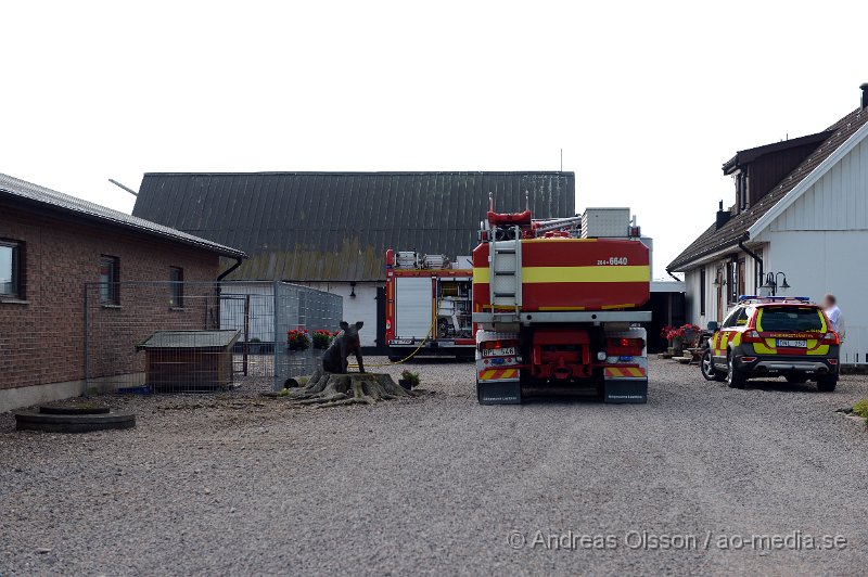 DSC_0484.JPG - Strax efter 16 larmades räddningstjänst och polis till Bläsinge Ängar strax utanför Östra Ljungby där en personbil av oklar börjat brinna. Den stod parkerad intill en stallbyggnad och det fanns risk att branden skulle sprida sig. Som tur var så var den första delen av stallet i tegel så branden fick ingen ordentlig fäste men vissa skador blev det på byggnaden. Bilen totalförstördes. Ingen person ska ha kommit till skada..