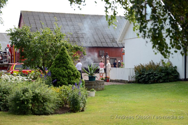 DSC_0487.JPG - Strax efter 16 larmades räddningstjänst och polis till Bläsinge Ängar strax utanför Östra Ljungby där en personbil av oklar börjat brinna. Den stod parkerad intill en stallbyggnad och det fanns risk att branden skulle sprida sig. Som tur var så var den första delen av stallet i tegel så branden fick ingen ordentlig fäste men vissa skador blev det på byggnaden. Bilen totalförstördes. Ingen person ska ha kommit till skada.