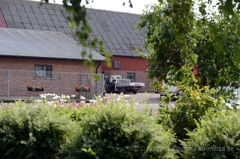 DSC_0493.JPG - Strax efter 16 larmades räddningstjänst och polis till Bläsinge Ängar strax utanför Östra Ljungby där en personbil av oklar börjat brinna. Den stod parkerad intill en stallbyggnad och det fanns risk att branden skulle sprida sig. Som tur var så var den första delen av stallet i tegel så branden fick ingen ordentlig fäste men vissa skador blev det på byggnaden. Bilen totalförstördes. Ingen person ska ha kommit till skada.