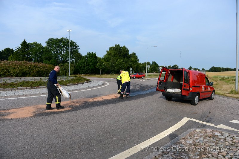 DSC_0497.JPG - Strax innan 18.30 larmades räddningstjänsten I Ängelholm, Klippan och Perstorp till flera olika platser i respektive kommun om att det var mycket halt i flera rondeller där något fordon läckt olja/bränsle. I Klippan var räddningstjänsten i två rondeller och sanerade vägbanan. Man kontaktade även trafikverket som skulle fortsätta arbetet med saneringen. Polis och räddningstjänst försökte under kvällen få tag i det läckande fordonet.