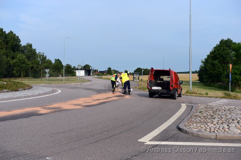 DSC_0499.JPG - Strax innan 18.30 larmades räddningstjänsten I Ängelholm, Klippan och Perstorp till flera olika platser i respektive kommun om att det var mycket halt i flera rondeller där något fordon läckt olja/bränsle. I Klippan var räddningstjänsten i två rondeller och sanerade vägbanan. Man kontaktade även trafikverket som skulle fortsätta arbetet med saneringen. Polis och räddningstjänst försökte under kvällen få tag i det läckande fordonet.