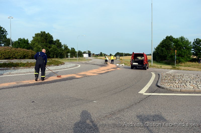 DSC_0500.JPG - Strax innan 18.30 larmades räddningstjänsten I Ängelholm, Klippan och Perstorp till flera olika platser i respektive kommun om att det var mycket halt i flera rondeller där något fordon läckt olja/bränsle. I Klippan var räddningstjänsten i två rondeller och sanerade vägbanan. Man kontaktade även trafikverket som skulle fortsätta arbetet med saneringen. Polis och räddningstjänst försökte under kvällen få tag i det läckande fordonet.