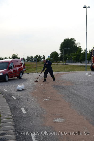 DSC_0502.JPG - Strax innan 18.30 larmades räddningstjänsten I Ängelholm, Klippan och Perstorp till flera olika platser i respektive kommun om att det var mycket halt i flera rondeller där något fordon läckt olja/bränsle. I Klippan var räddningstjänsten i två rondeller och sanerade vägbanan. Man kontaktade även trafikverket som skulle fortsätta arbetet med saneringen. Polis och räddningstjänst försökte under kvällen få tag i det läckande fordonet.