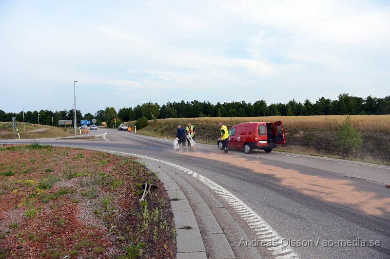 DSC_0507.JPG - Strax innan 18.30 larmades räddningstjänsten I Ängelholm, Klippan och Perstorp till flera olika platser i respektive kommun om att det var mycket halt i flera rondeller där något fordon läckt olja/bränsle. I Klippan var räddningstjänsten i två rondeller och sanerade vägbanan. Man kontaktade även trafikverket som skulle fortsätta arbetet med saneringen. Polis och räddningstjänst försökte under kvällen få tag i det läckande fordonet.