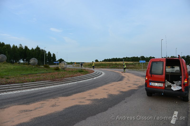 DSC_0509.JPG - Strax innan 18.30 larmades räddningstjänsten I Ängelholm, Klippan och Perstorp till flera olika platser i respektive kommun om att det var mycket halt i flera rondeller där något fordon läckt olja/bränsle. I Klippan var räddningstjänsten i två rondeller och sanerade vägbanan. Man kontaktade även trafikverket som skulle fortsätta arbetet med saneringen. Polis och räddningstjänst försökte under kvällen få tag i det läckande fordonet.