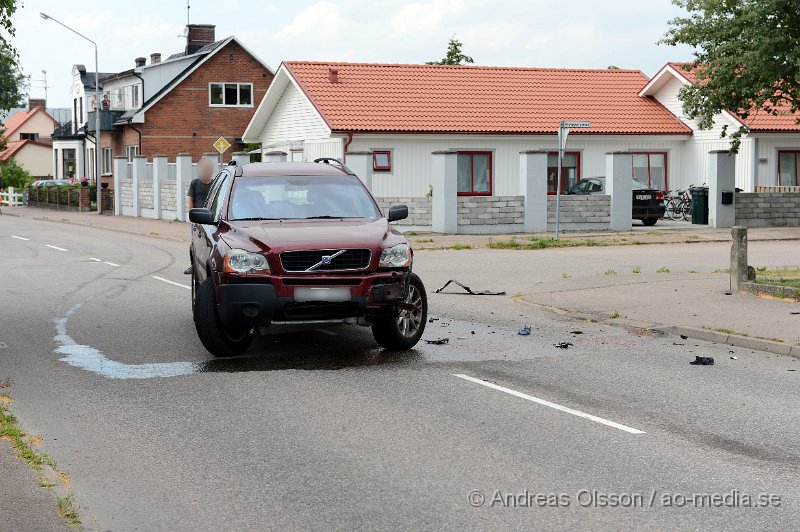 DSC_2130.JPG - Ungefär vid 14.40 tiden larmades räddningstjänsten, ambulans och polis till korsningen Bryggerigatan/Torggatan där två personbilar kolliderat. Det var en bil som skulle köra ut från bryggerigatan som blev påkörd i sidan av bilen som kom från torggatan.  Det är oklart om någon skadades i olyckan. Under räddningsarbetet och bärgningsarbetet var vägen avstängd.