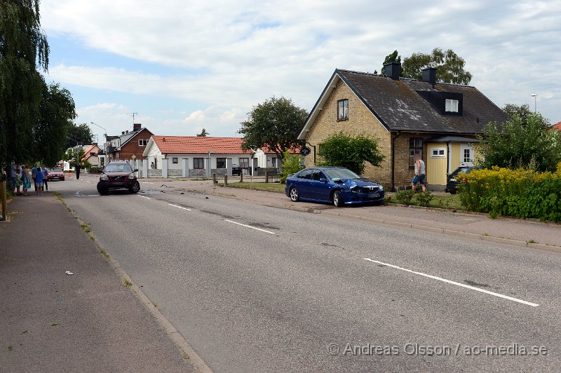 DSC_2131.JPG - Ungefär vid 14.40 tiden larmades räddningstjänsten, ambulans och polis till korsningen Bryggerigatan/Torggatan där två personbilar kolliderat. Det var en bil som skulle köra ut från bryggerigatan som blev påkörd i sidan av bilen som kom från torggatan.  Det är oklart om någon skadades i olyckan. Under räddningsarbetet och bärgningsarbetet var vägen avstängd.