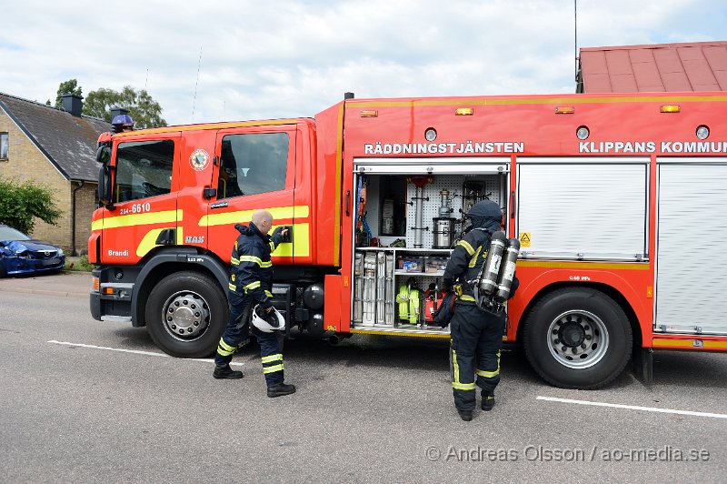 DSC_2133.JPG - Ungefär vid 14.40 tiden larmades räddningstjänsten, ambulans och polis till korsningen Bryggerigatan/Torggatan där två personbilar kolliderat. Det var en bil som skulle köra ut från bryggerigatan som blev påkörd i sidan av bilen som kom från torggatan.  Det är oklart om någon skadades i olyckan. Under räddningsarbetet och bärgningsarbetet var vägen avstängd.