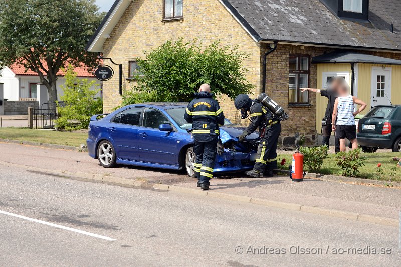 DSC_2136.JPG - Ungefär vid 14.40 tiden larmades räddningstjänsten, ambulans och polis till korsningen Bryggerigatan/Torggatan där två personbilar kolliderat. Det var en bil som skulle köra ut från bryggerigatan som blev påkörd i sidan av bilen som kom från torggatan.  Det är oklart om någon skadades i olyckan. Under räddningsarbetet och bärgningsarbetet var vägen avstängd.