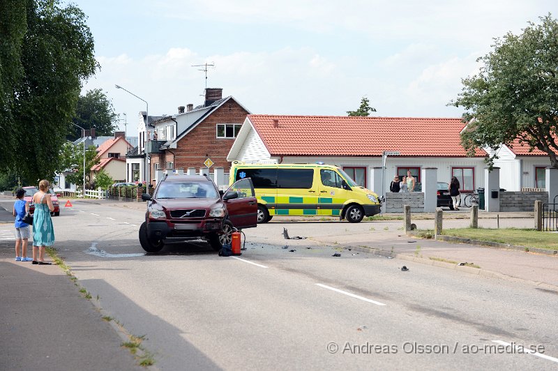 DSC_2138.JPG - Ungefär vid 14.40 tiden larmades räddningstjänsten, ambulans och polis till korsningen Bryggerigatan/Torggatan där två personbilar kolliderat. Det var en bil som skulle köra ut från bryggerigatan som blev påkörd i sidan av bilen som kom från torggatan.  Det är oklart om någon skadades i olyckan. Under räddningsarbetet och bärgningsarbetet var vägen avstängd.