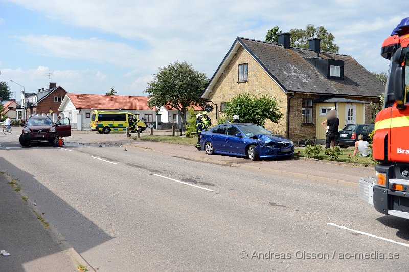 DSC_2139.JPG - Ungefär vid 14.40 tiden larmades räddningstjänsten, ambulans och polis till korsningen Bryggerigatan/Torggatan där två personbilar kolliderat. Det var en bil som skulle köra ut från bryggerigatan som blev påkörd i sidan av bilen som kom från torggatan.  Det är oklart om någon skadades i olyckan. Under räddningsarbetet och bärgningsarbetet var vägen avstängd.