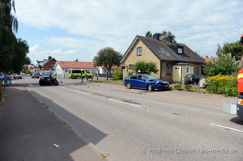 DSC_2141.JPG - Ungefär vid 14.40 tiden larmades räddningstjänsten, ambulans och polis till korsningen Bryggerigatan/Torggatan där två personbilar kolliderat. Det var en bil som skulle köra ut från bryggerigatan som blev påkörd i sidan av bilen som kom från torggatan.  Det är oklart om någon skadades i olyckan. Under räddningsarbetet och bärgningsarbetet var vägen avstängd.