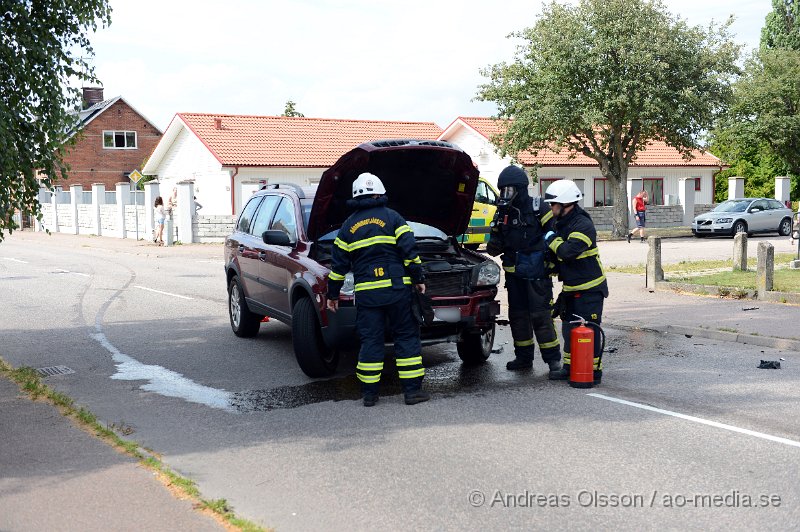 DSC_2143.JPG - Ungefär vid 14.40 tiden larmades räddningstjänsten, ambulans och polis till korsningen Bryggerigatan/Torggatan där två personbilar kolliderat. Det var en bil som skulle köra ut från bryggerigatan som blev påkörd i sidan av bilen som kom från torggatan.  Det är oklart om någon skadades i olyckan. Under räddningsarbetet och bärgningsarbetet var vägen avstängd.