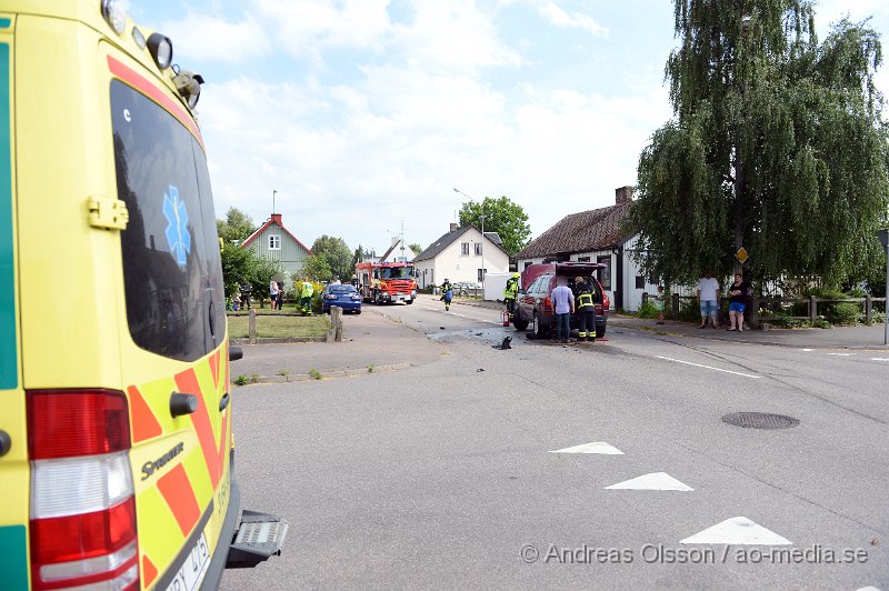 DSC_2146.JPG - Ungefär vid 14.40 tiden larmades räddningstjänsten, ambulans och polis till korsningen Bryggerigatan/Torggatan där två personbilar kolliderat. Det var en bil som skulle köra ut från bryggerigatan som blev påkörd i sidan av bilen som kom från torggatan.  Det är oklart om någon skadades i olyckan. Under räddningsarbetet och bärgningsarbetet var vägen avstängd.