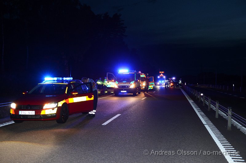 DSC_2150.JPG - Vid 22 tiden larmades en större räddningsstyrka till väg 21 strax utanför Perstorp. Enligt larmet som kom in till SOS skulle en lastbil ha kört in i sida på en personbil där flera personer befann sig, även barn. Positioneringen man gav till sos stämde inte så efter en stunds letande hittade man fram till platsen vilket visa sig inte alls vara så allvarligt som det först lät. Den var en personbil som kört in i mitträcket och kört ner ca 2-3 stolpar med mindre skador på bilen som följd. Oklart om någon person fördes till sjukhus.