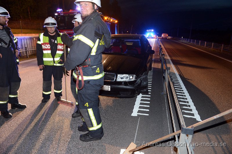 DSC_2153.JPG - Vid 22 tiden larmades en större räddningsstyrka till väg 21 strax utanför Perstorp. Enligt larmet som kom in till SOS skulle en lastbil ha kört in i sida på en personbil där flera personer befann sig, även barn. Positioneringen man gav till sos stämde inte så efter en stunds letande hittade man fram till platsen vilket visa sig inte alls vara så allvarligt som det först lät. Den var en personbil som kört in i mitträcket och kört ner ca 2-3 stolpar med mindre skador på bilen som följd. Oklart om någon person fördes till sjukhus.