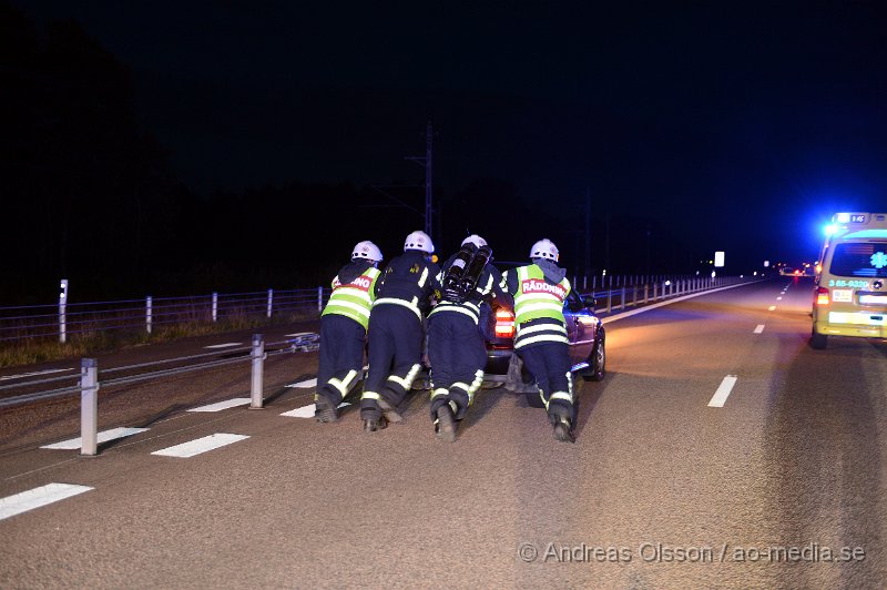 DSC_2155.JPG - Vid 22 tiden larmades en större räddningsstyrka till väg 21 strax utanför Perstorp. Enligt larmet som kom in till SOS skulle en lastbil ha kört in i sida på en personbil där flera personer befann sig, även barn. Positioneringen man gav till sos stämde inte så efter en stunds letande hittade man fram till platsen vilket visa sig inte alls vara så allvarligt som det först lät. Den var en personbil som kört in i mitträcket och kört ner ca 2-3 stolpar med mindre skador på bilen som följd. Oklart om någon person fördes till sjukhus.