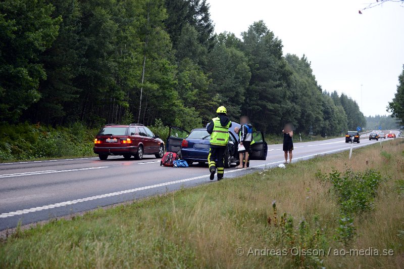 DSC_2157.JPG - Kl 20 larmades räddningstjänst, ambulans och polis till väg 21 i höjd med Hyllstofta där en personbil har kolliderat med en älg. Det färdades två personer i bilen och det är oklart vilka skador dessa fått. Ett körfält stängdes av under räddnings arbetet. Älgen ska ha sprungit ut i skogen efter krocken.