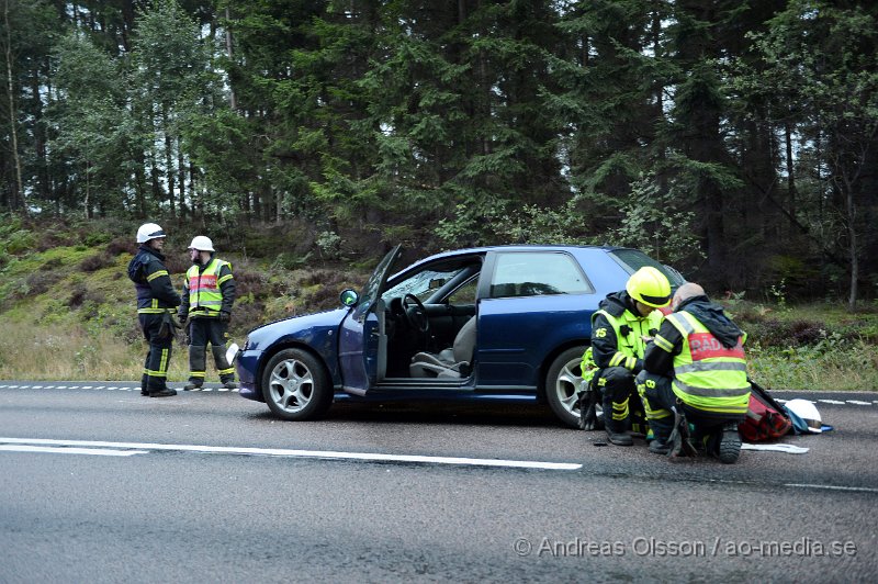 DSC_2160.JPG - Kl 20 larmades räddningstjänst, ambulans och polis till väg 21 i höjd med Hyllstofta där en personbil har kolliderat med en älg. Det färdades två personer i bilen och det är oklart vilka skador dessa fått. Ett körfält stängdes av under räddnings arbetet. Älgen ska ha sprungit ut i skogen efter krocken.