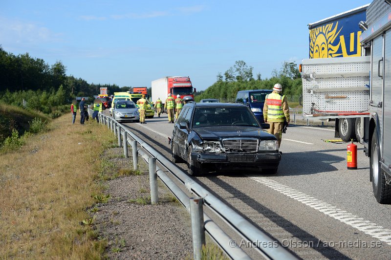 DSC_2213.JPG - Strax efter 08 larmades räddningstjänst, ambulans och polis till E4an i höjd med Örkelljunga där en personbil först kört in i mitträcket och sedan i sidoräcket. Bilen blev kraftigt demolerad men ingen person ska ha skadats i händelsen. Ett körfält var avstängt under räddnings och bärgningsarbetet.