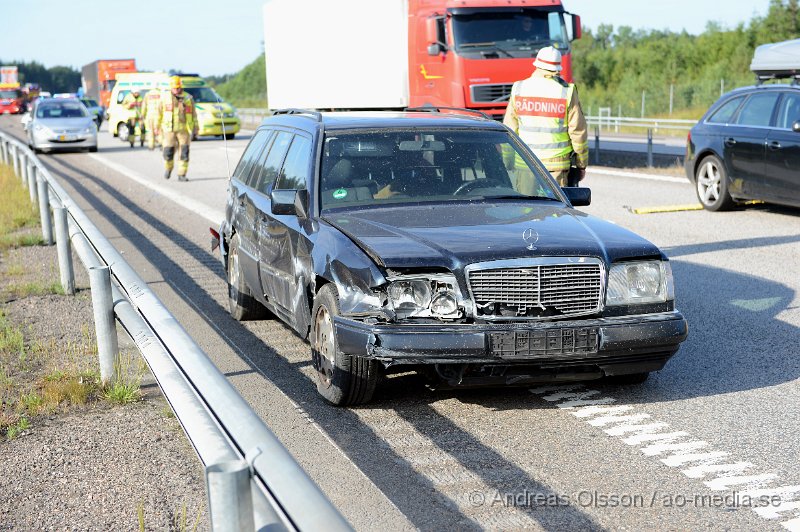 DSC_2214.JPG - Strax efter 08 larmades räddningstjänst, ambulans och polis till E4an i höjd med Örkelljunga där en personbil först kört in i mitträcket och sedan i sidoräcket. Bilen blev kraftigt demolerad men ingen person ska ha skadats i händelsen. Ett körfält var avstängt under räddnings och bärgningsarbetet.