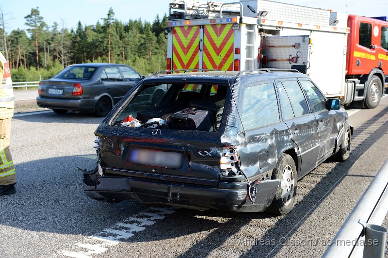 DSC_2215.JPG - Strax efter 08 larmades räddningstjänst, ambulans och polis till E4an i höjd med Örkelljunga där en personbil först kört in i mitträcket och sedan i sidoräcket. Bilen blev kraftigt demolerad men ingen person ska ha skadats i händelsen. Ett körfält var avstängt under räddnings och bärgningsarbetet.