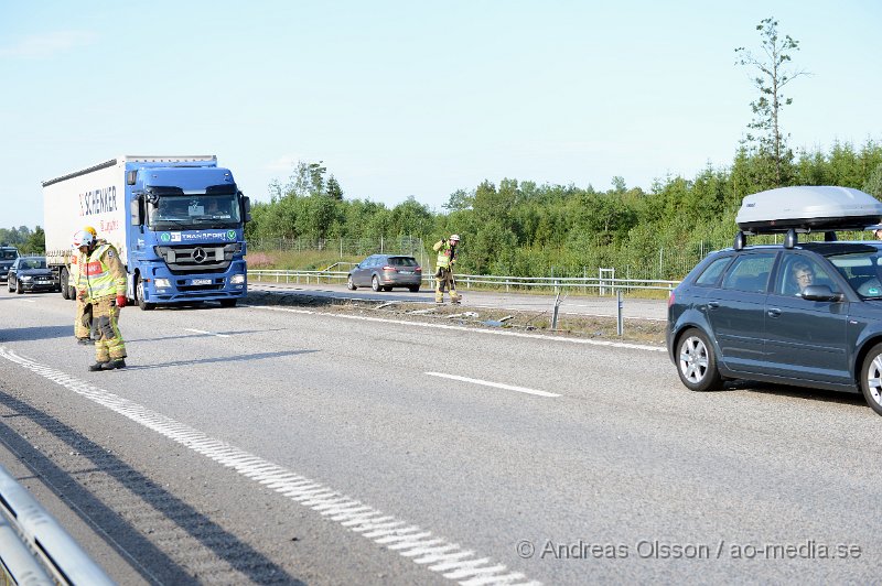 DSC_2216.JPG - Strax efter 08 larmades räddningstjänst, ambulans och polis till E4an i höjd med Örkelljunga där en personbil först kört in i mitträcket och sedan i sidoräcket. Bilen blev kraftigt demolerad men ingen person ska ha skadats i händelsen. Ett körfält var avstängt under räddnings och bärgningsarbetet.