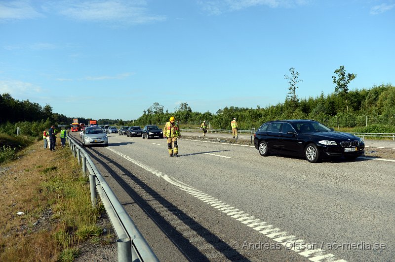 DSC_2217.JPG - Strax efter 08 larmades räddningstjänst, ambulans och polis till E4an i höjd med Örkelljunga där en personbil först kört in i mitträcket och sedan i sidoräcket. Bilen blev kraftigt demolerad men ingen person ska ha skadats i händelsen. Ett körfält var avstängt under räddnings och bärgningsarbetet.