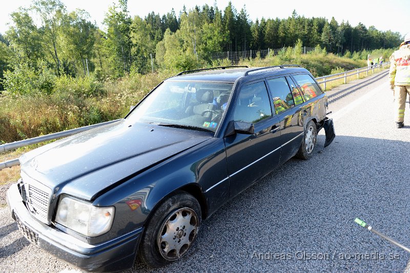 DSC_2220.JPG - Strax efter 08 larmades räddningstjänst, ambulans och polis till E4an i höjd med Örkelljunga där en personbil först kört in i mitträcket och sedan i sidoräcket. Bilen blev kraftigt demolerad men ingen person ska ha skadats i händelsen. Ett körfält var avstängt under räddnings och bärgningsarbetet.