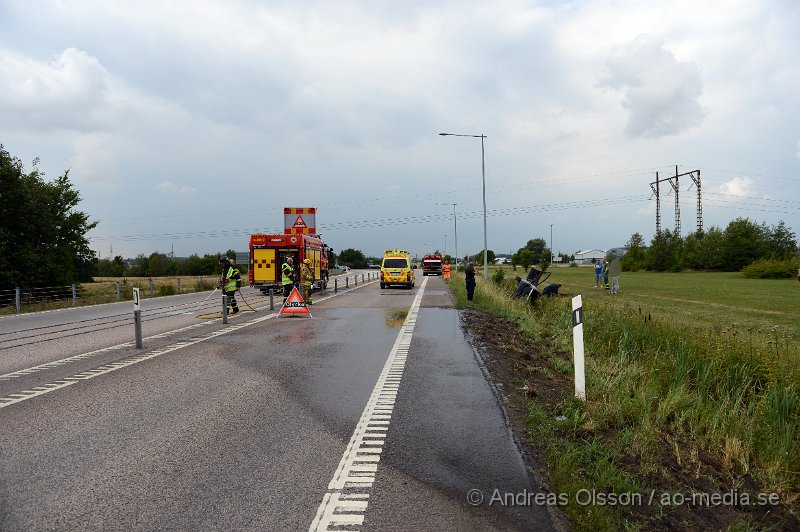 DSC_2223.JPG - Strax innan kl 14 larmades räddningstjänst, ambulans och polis till väg 110 strax utanför Bjuv där en personbil kolliderat med mitträcket och sedan voltat ner i diket och börjat brinna. Vittnen till olyckan lyckades få ut personen ur bilen innan den blev övertänd. Personen ska ha klarat sig utan några skador.