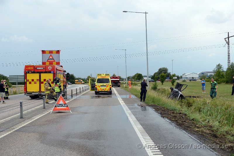 DSC_2227.JPG - Strax innan kl 14 larmades räddningstjänst, ambulans och polis till väg 110 strax utanför Bjuv där en personbil kolliderat med mitträcket och sedan voltat ner i diket och börjat brinna. Vittnen till olyckan lyckades få ut personen ur bilen innan den blev övertänd. Personen ska ha klarat sig utan några skador.