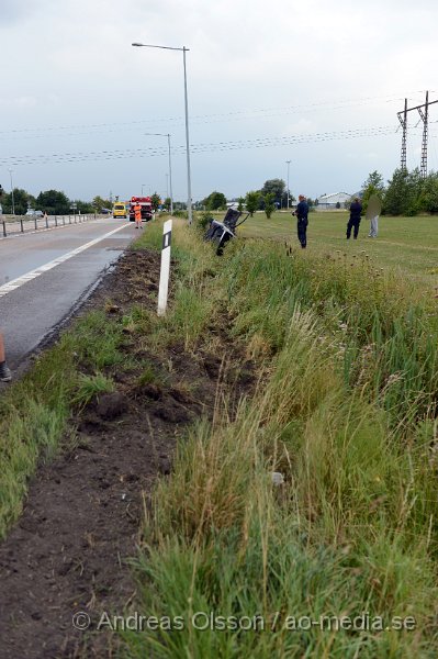 DSC_2228.JPG - Strax innan kl 14 larmades räddningstjänst, ambulans och polis till väg 110 strax utanför Bjuv där en personbil kolliderat med mitträcket och sedan voltat ner i diket och börjat brinna. Vittnen till olyckan lyckades få ut personen ur bilen innan den blev övertänd. Personen ska ha klarat sig utan några skador.