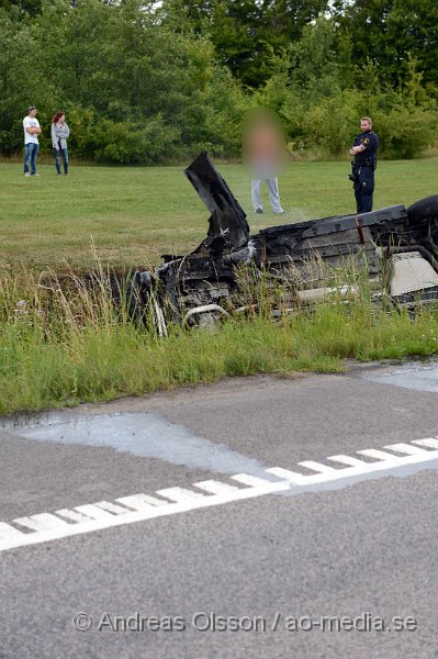 DSC_2229.JPG - Strax innan kl 14 larmades räddningstjänst, ambulans och polis till väg 110 strax utanför Bjuv där en personbil kolliderat med mitträcket och sedan voltat ner i diket och börjat brinna. Vittnen till olyckan lyckades få ut personen ur bilen innan den blev övertänd. Personen ska ha klarat sig utan några skador.