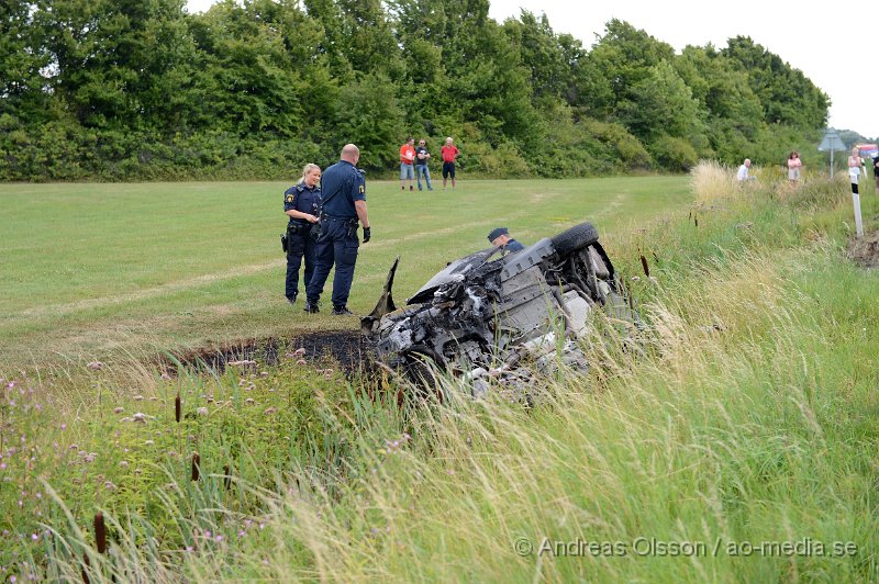 DSC_2231.JPG - Strax innan kl 14 larmades räddningstjänst, ambulans och polis till väg 110 strax utanför Bjuv där en personbil kolliderat med mitträcket och sedan voltat ner i diket och börjat brinna. Vittnen till olyckan lyckades få ut personen ur bilen innan den blev övertänd. Personen ska ha klarat sig utan några skador.