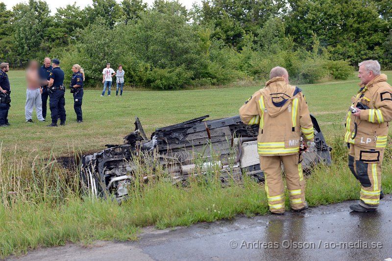 DSC_2233.JPG - Strax innan kl 14 larmades räddningstjänst, ambulans och polis till väg 110 strax utanför Bjuv där en personbil kolliderat med mitträcket och sedan voltat ner i diket och börjat brinna. Vittnen till olyckan lyckades få ut personen ur bilen innan den blev övertänd. Personen ska ha klarat sig utan några skador.