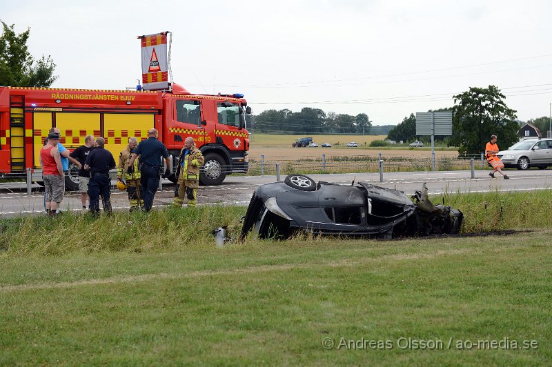 DSC_2235.JPG - Strax innan kl 14 larmades räddningstjänst, ambulans och polis till väg 110 strax utanför Bjuv där en personbil kolliderat med mitträcket och sedan voltat ner i diket och börjat brinna. Vittnen till olyckan lyckades få ut personen ur bilen innan den blev övertänd. Personen ska ha klarat sig utan några skador.